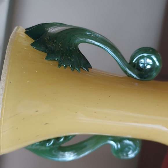 Murano yellow vase with 2 handles in green glass Redwing style - Picture 10 of 11